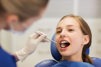 foto de niña en el dentista
