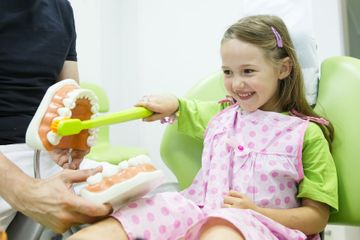 niña en el dentista